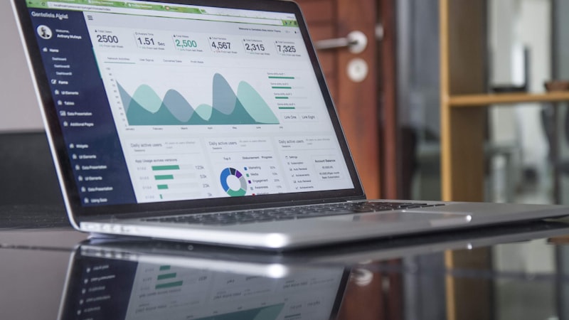Sales analytics dashboard tracking pipeline performance